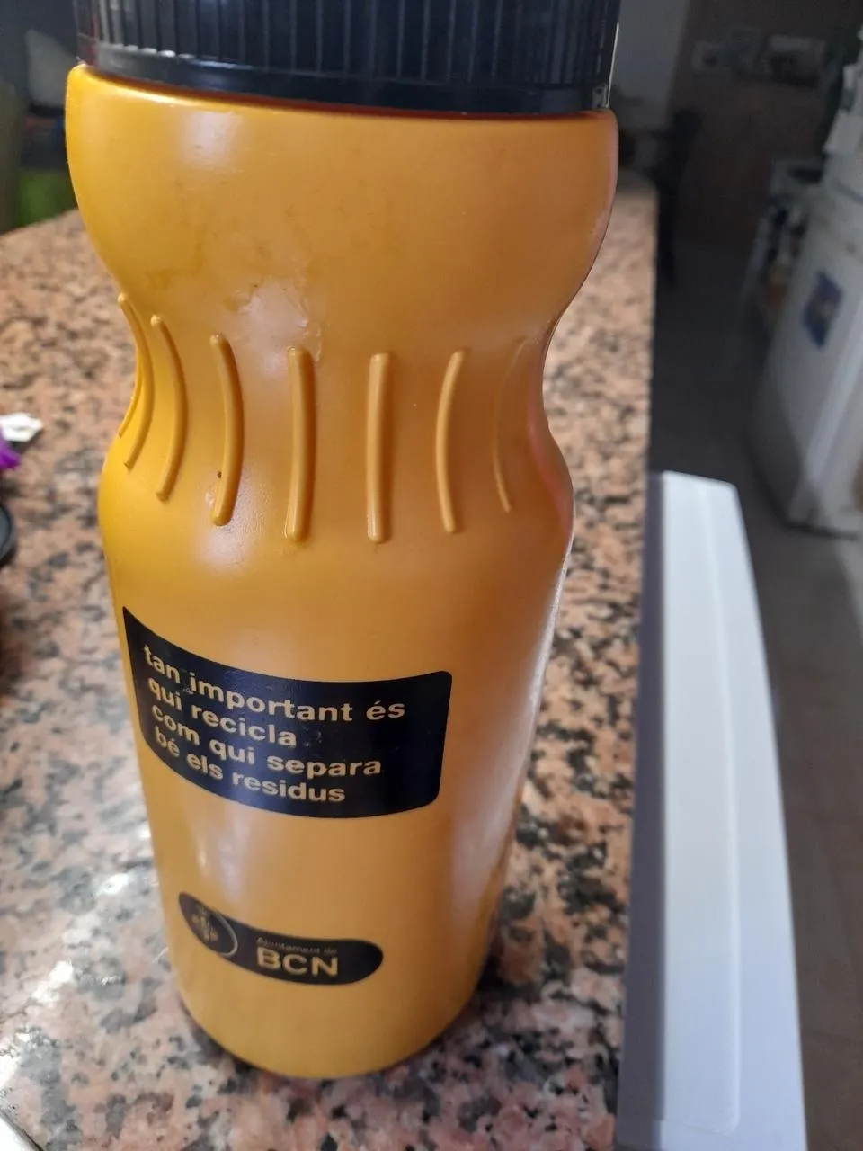 Guarda el aceite usado y llévalo al contenedor del aceite 1 Comunidad