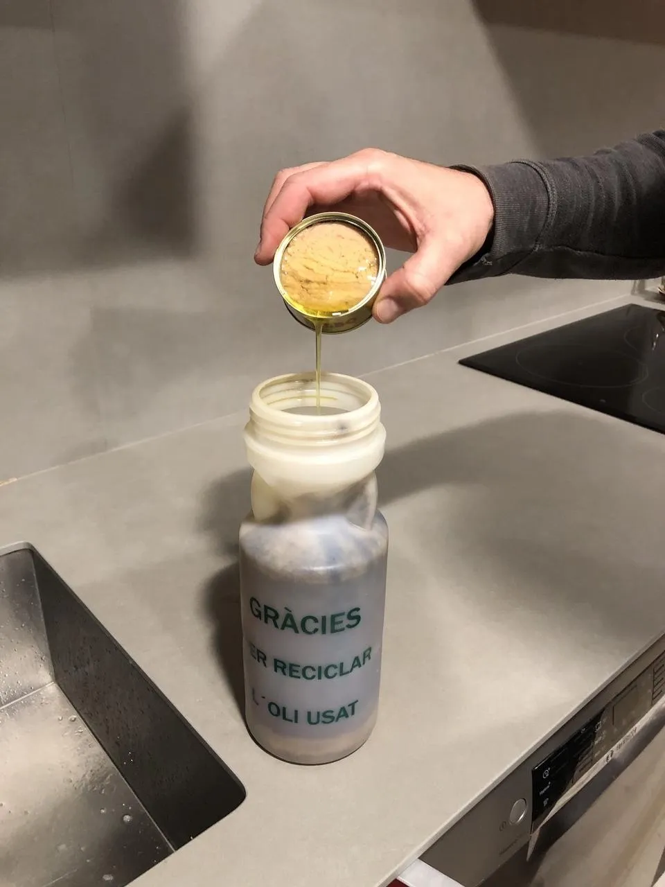 Guarda el aceite usado y llévalo al contenedor del aceite 4 Comunidad