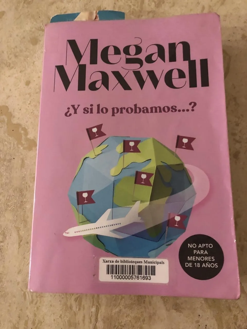 Pide en préstamo un libro en la biblioteca 1 Comunidad