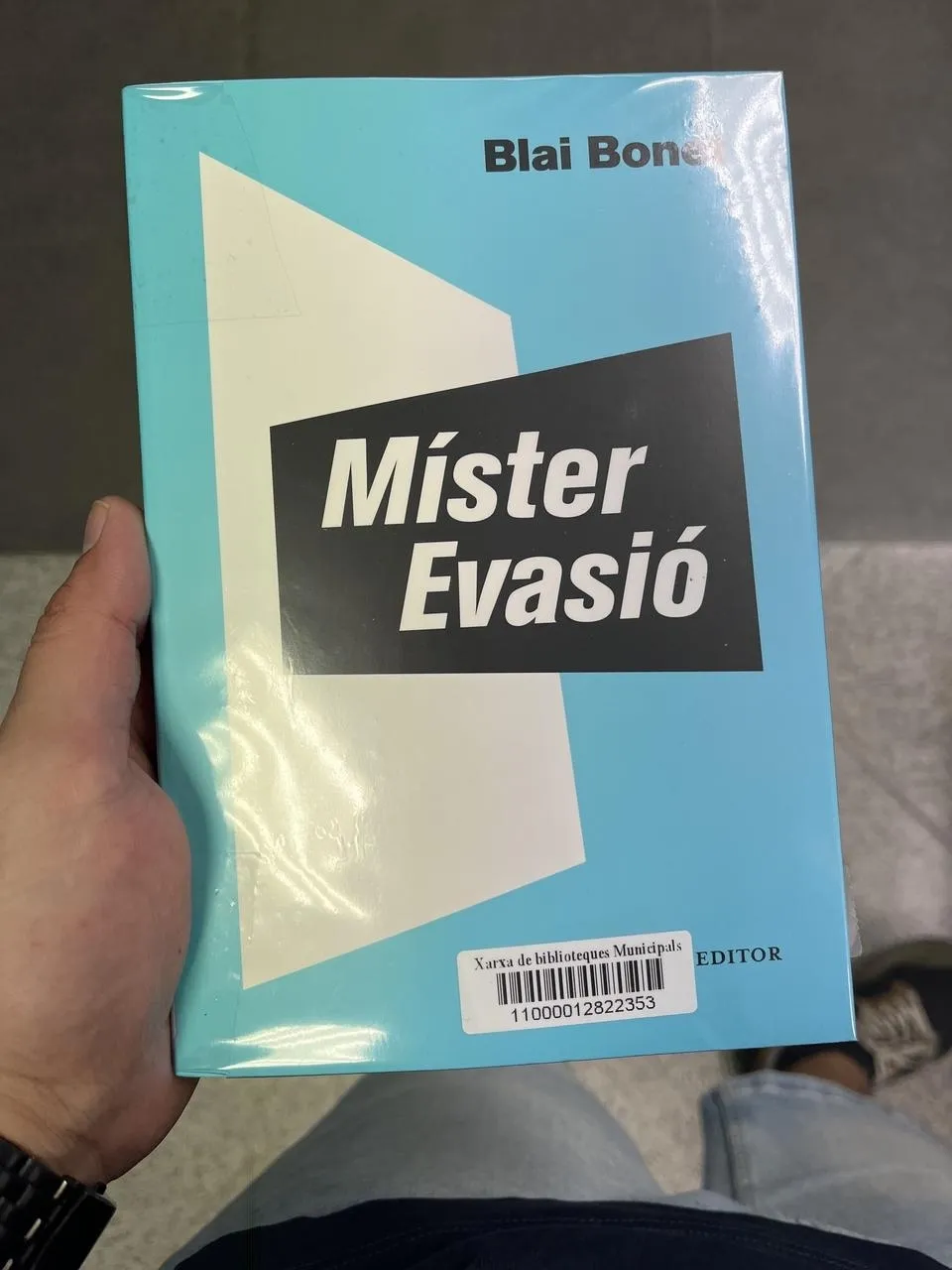 Pide en préstamo un libro en la biblioteca 3 Comunidad