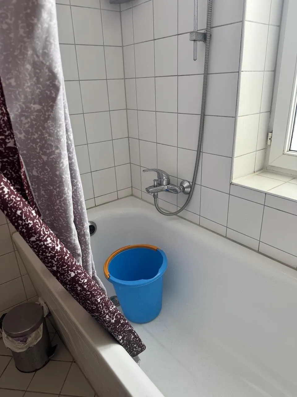 Pon un cubo bajo la ducha para ahorrar agua mientras esperas a que salga caliente 1 Comunidad