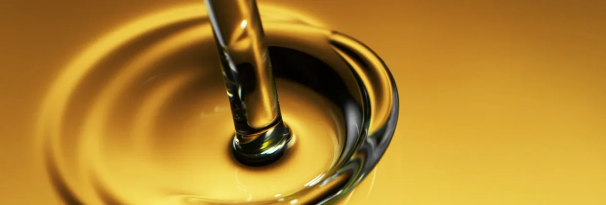 Guarda el aceite usado y llévalo al contenedor del aceite